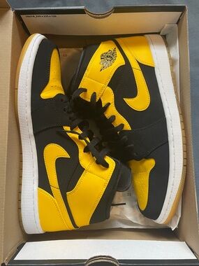Jordan 1 Retro Mid 'New Love'